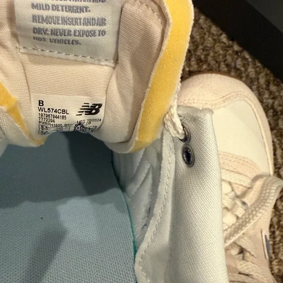 New Balance Beige and Violet Blue Classics Women’s Sneakers (8.5) Like New - Picture 12 of 13